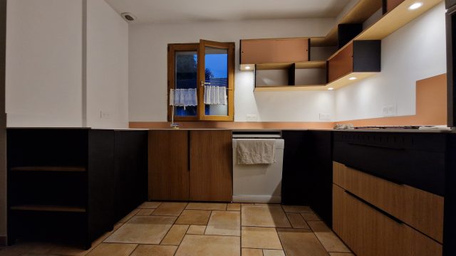 Cuisine Valchromat Noir Krion Blanc Cuivre Chêne — Creabais, mobilier sur-mesure
