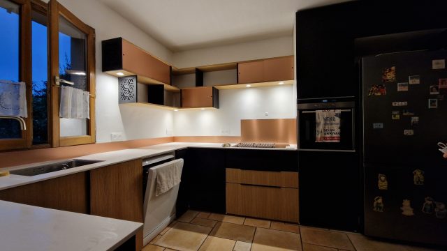 Cuisine Valchromat Noir Krion Blanc Cuivre Chêne — Creabais, mobilier sur-mesure