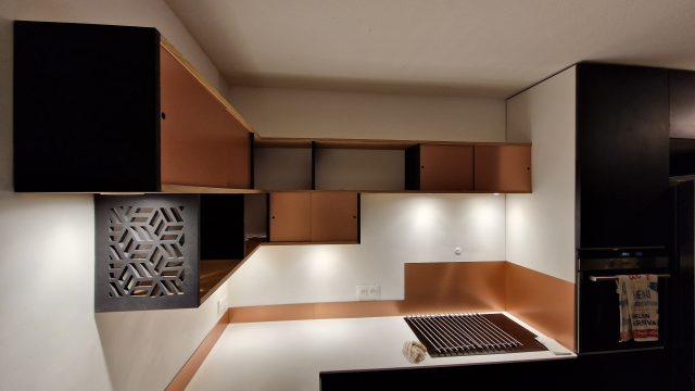 Cuisine Valchromat Noir Krion Blanc Cuivre Chêne — Creabais, mobilier sur-mesure