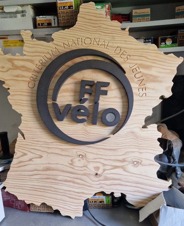 Déco Trophée Pin Valchromat — Creabais, mobilier sur-mesure