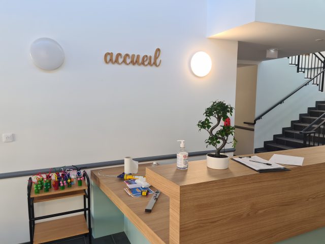 Lettrage Accueil — Creabais, mobilier sur-mesure