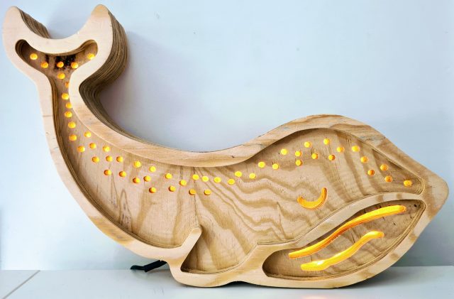 Veilleuse Baleine Pin Radiata — Creabais, mobilier sur-mesure